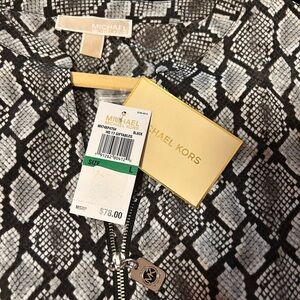 Ladies flow type materiall blouse with 8 inch front zipperr